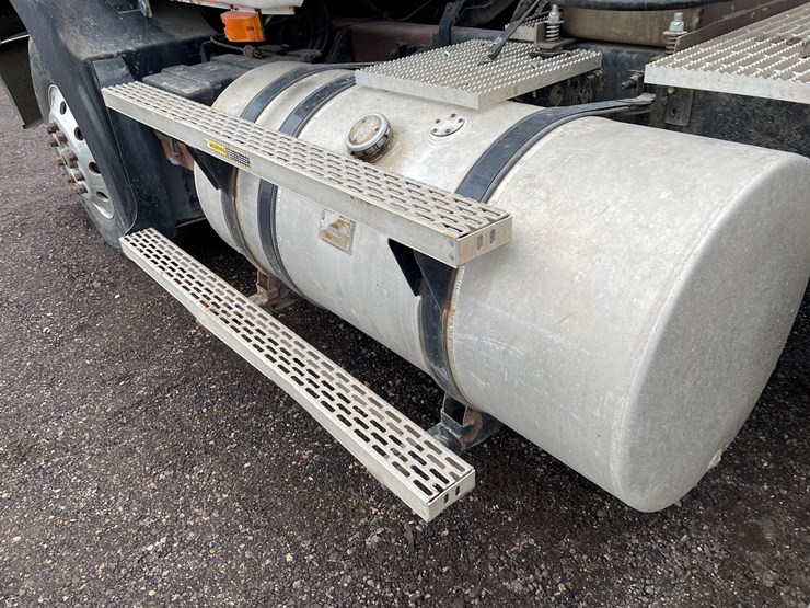 #1061-•-2004-mack-cx613-tandem-axle-day-cab-semi-tractor-(has-wi-title)-image-24