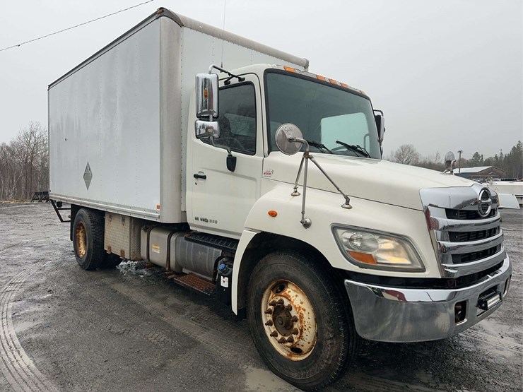 2012-hino-268-image-3