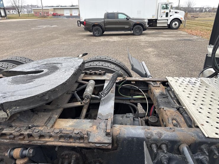 #1481-•-2015-freightliner-cascadia-day-cab-truck-tractor-image-23