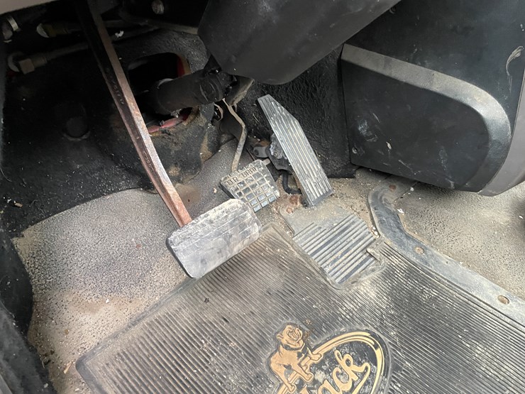 #1061-•-2004-mack-cx613-tandem-axle-day-cab-semi-tractor-(has-wi-title)-image-33