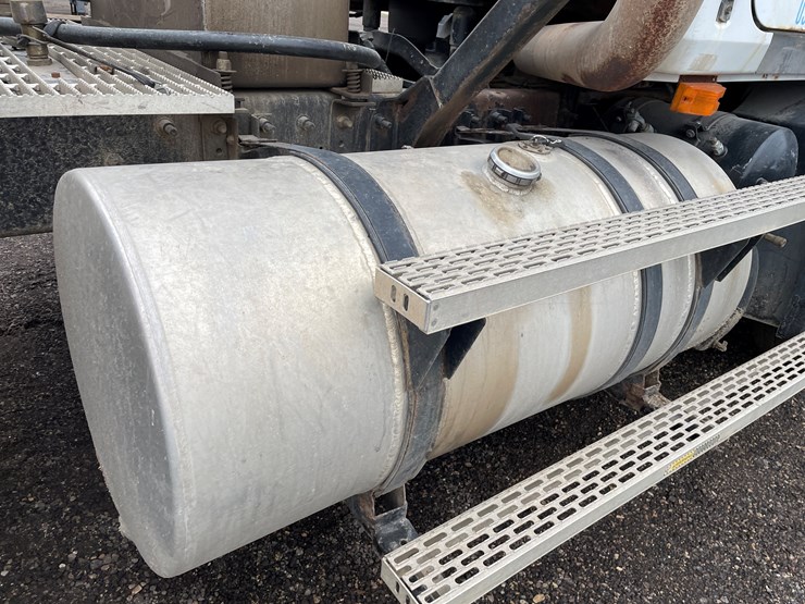 #1061-•-2004-mack-cx613-tandem-axle-day-cab-semi-tractor-(has-wi-title)-image-15