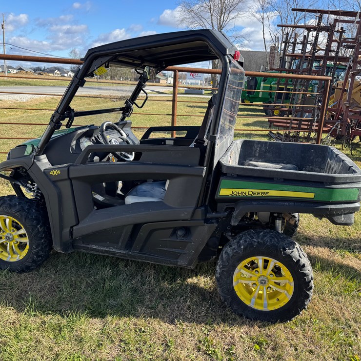 JOHN DEERE GATOR