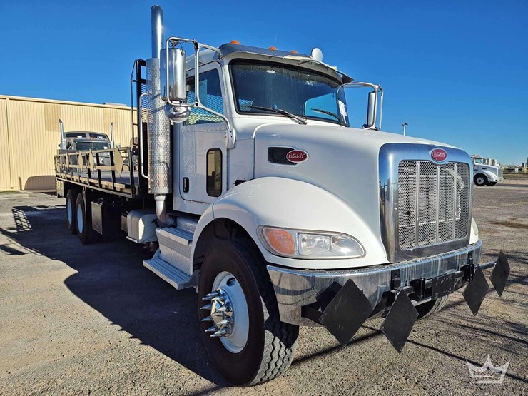 2015-peterbilt-348-image-2