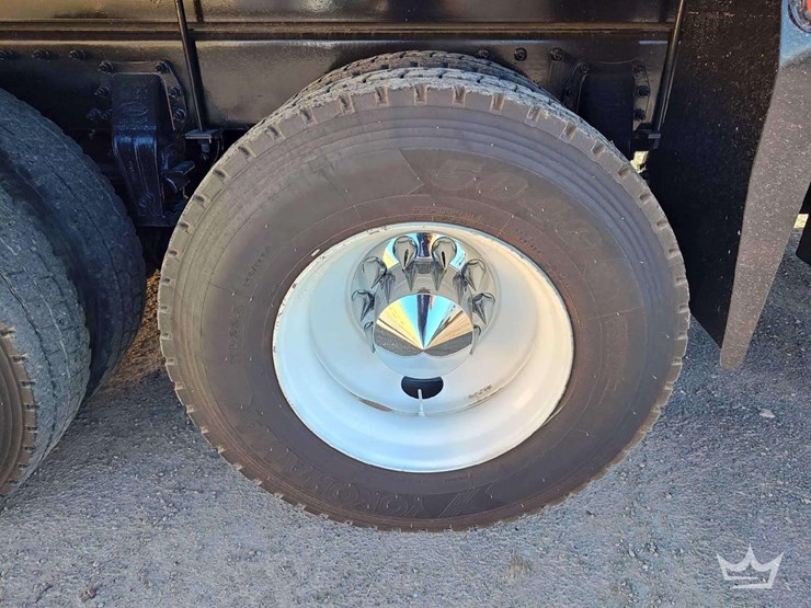 2015-peterbilt-348-image-52