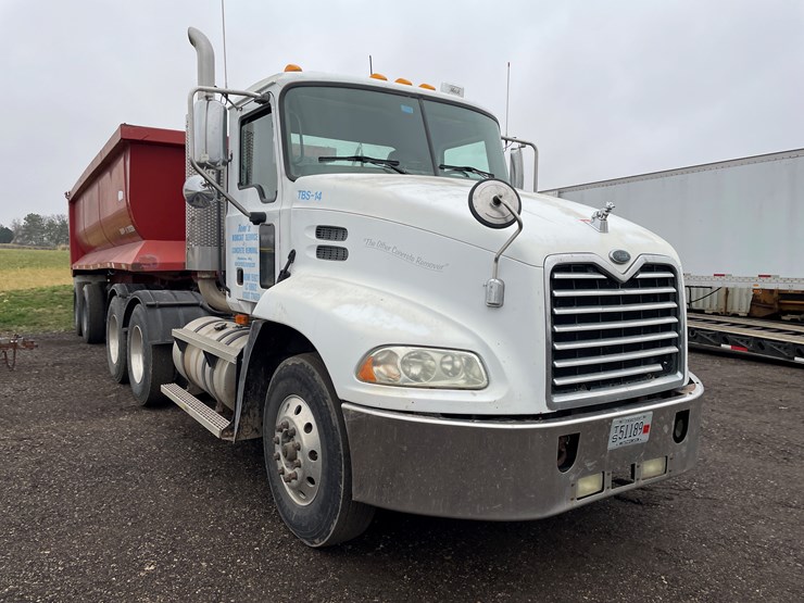 #1061-•-2004-mack-cx613-tandem-axle-day-cab-semi-tractor-(has-wi-title)-image-3