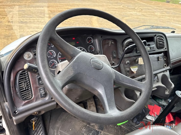 2005-freightliner-business-class-m2-box-truck-image-16