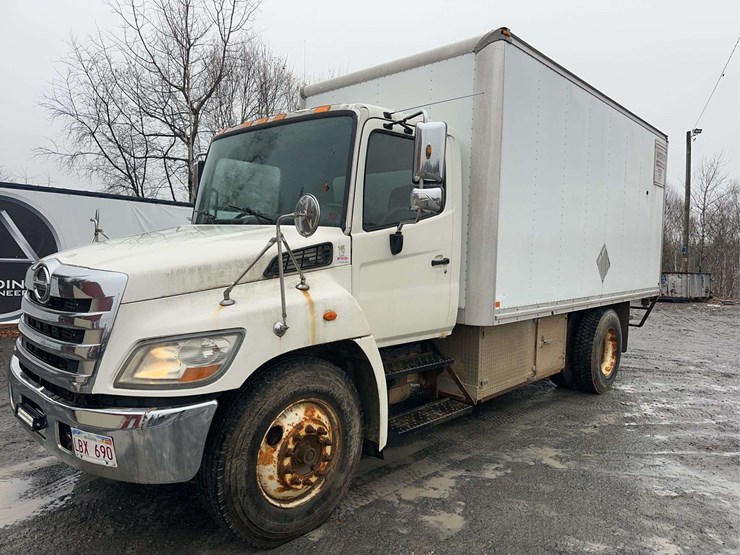 2012-hino-268-image-1