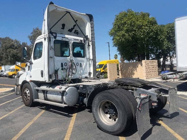 2020-freightliner-cascadia-116-image-2