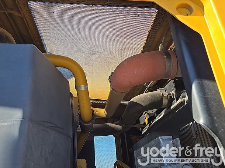 2016-caterpillar-120m2-image-161