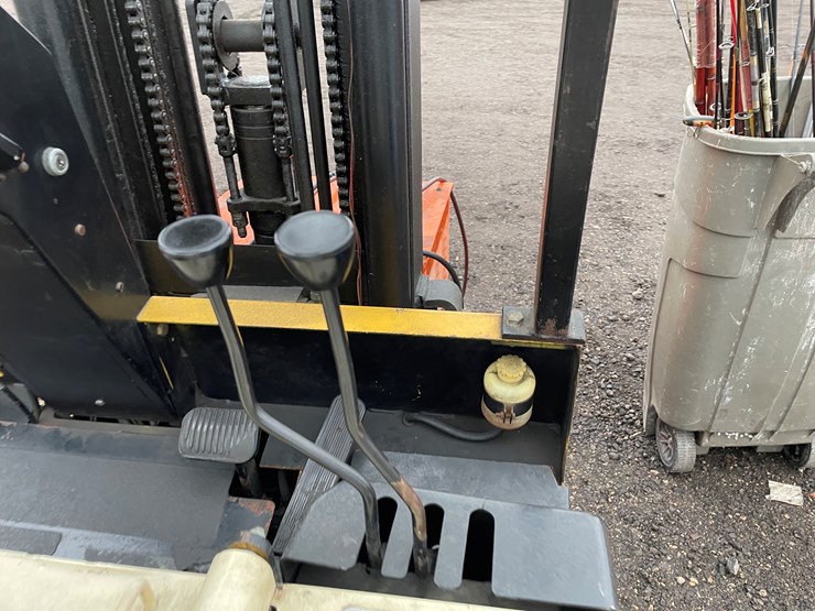 #1094-•-yale-3,000lbs-electric-forklift-image-12