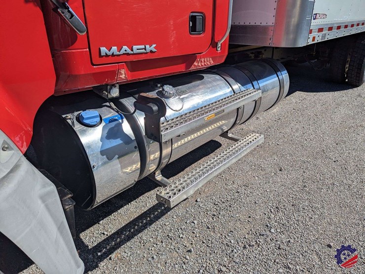 2016-mack-granite-gu713-image-14