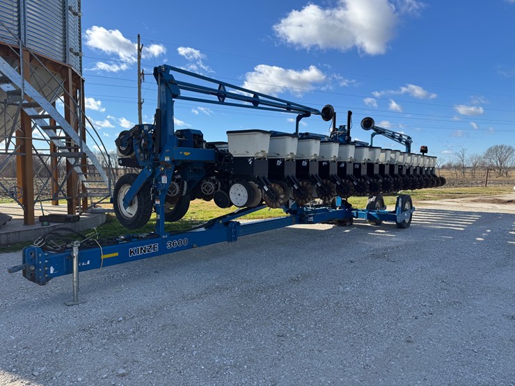 2014-kinze-3600-image-1