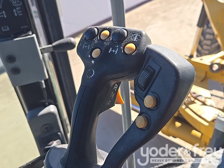 2016-caterpillar-120m2-image-235