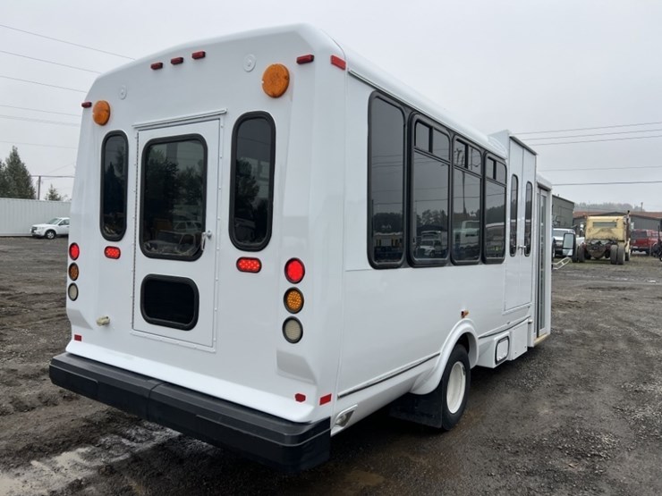 2014-chevrolet-express-paratransit-bus-image-4