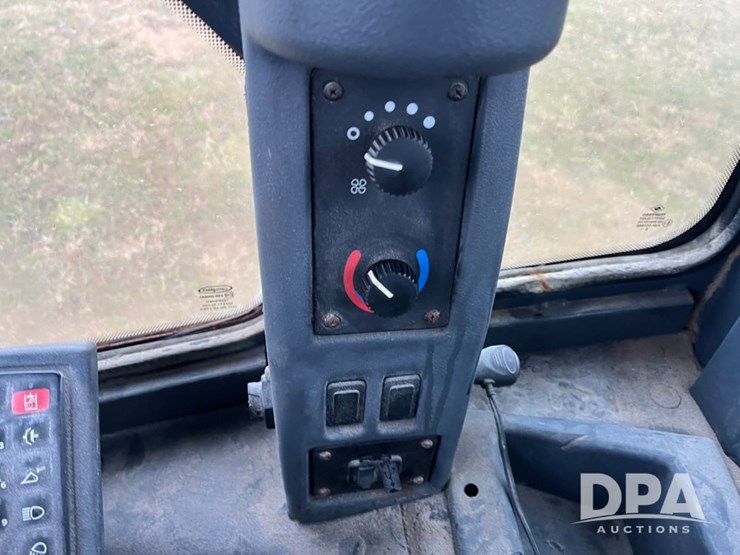 2017-deere-624k-image-55