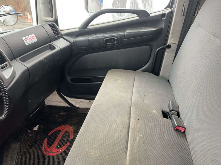 2012-hino-268-image-23