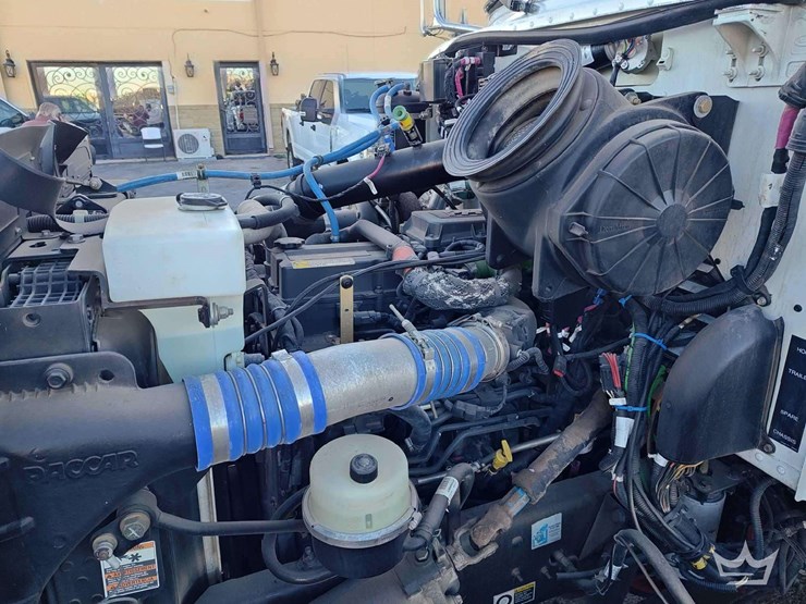 2016-peterbilt-337-image-39