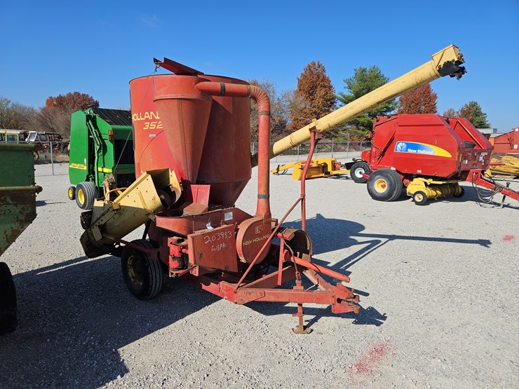 new-holland-352-image-1