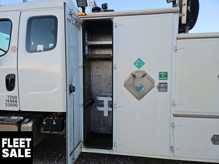 2005-freightliner-m2-106-image-39