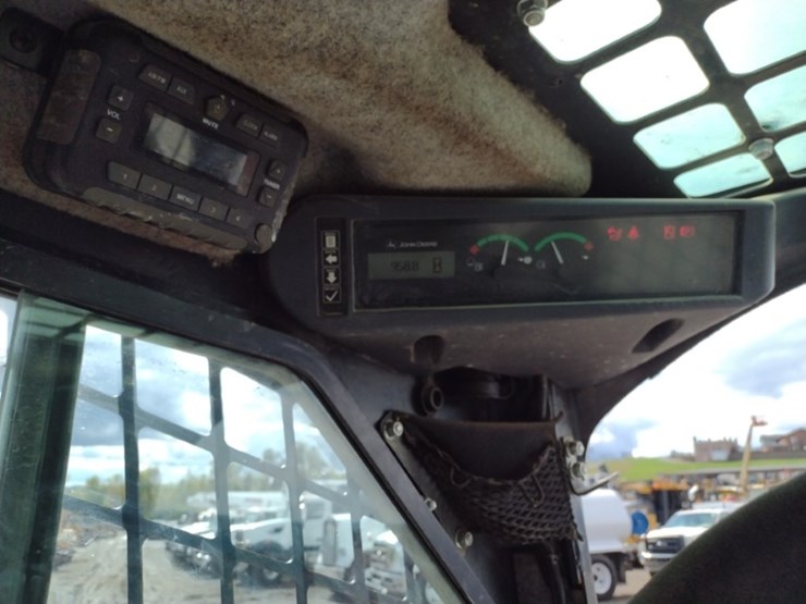 18-deere-323e-image-7