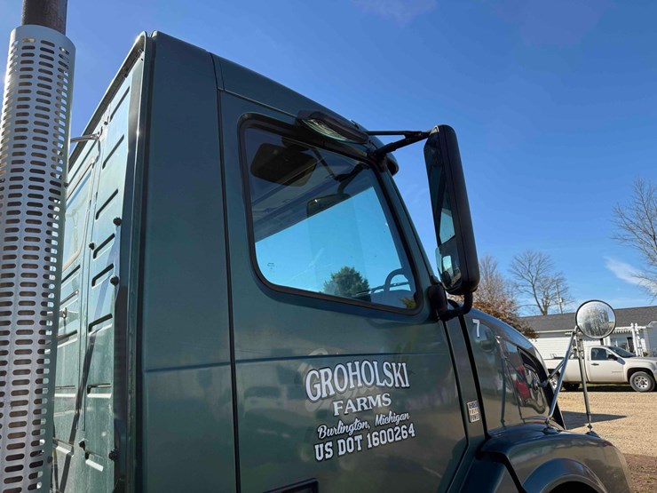 volvo-d13-semi-image-23