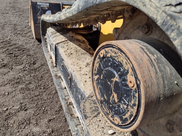 18-deere-323e-image-22