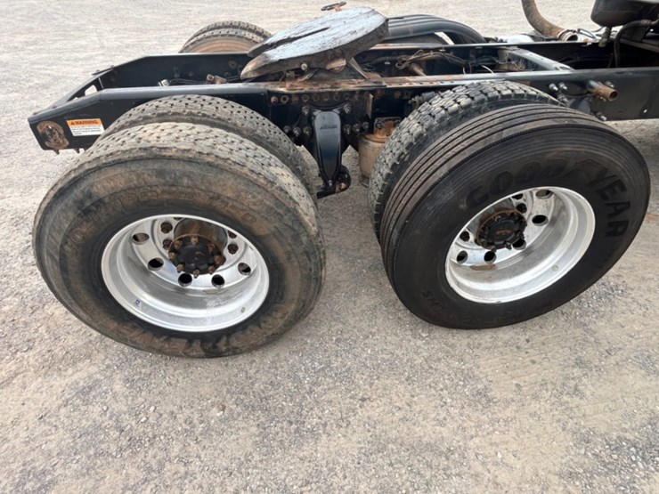 2015-freightliner-cascadia-daycab-image-12