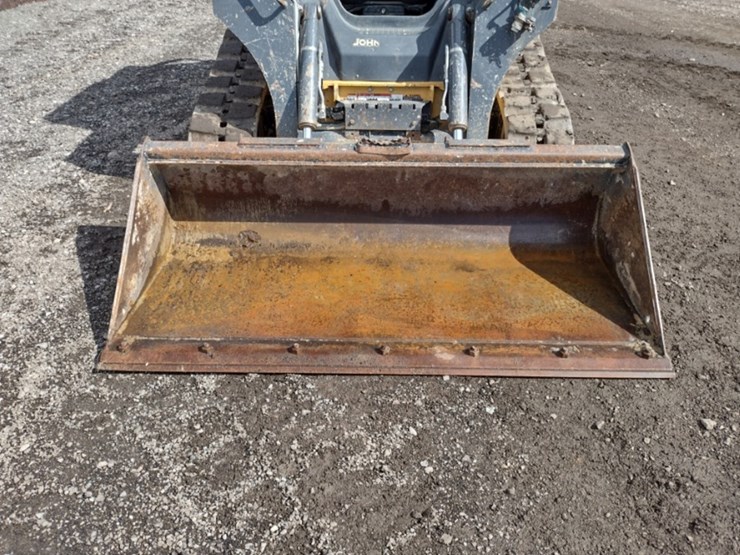 18-deere-323e-image-16