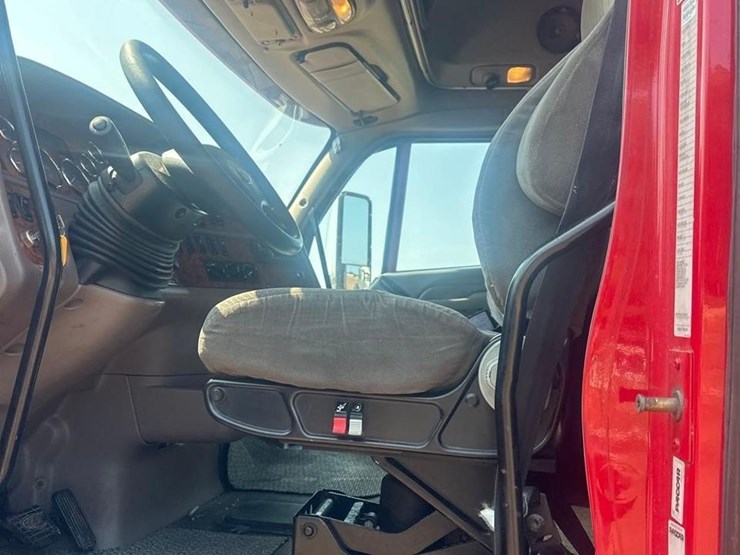 2010-peterbilt-387-image-16