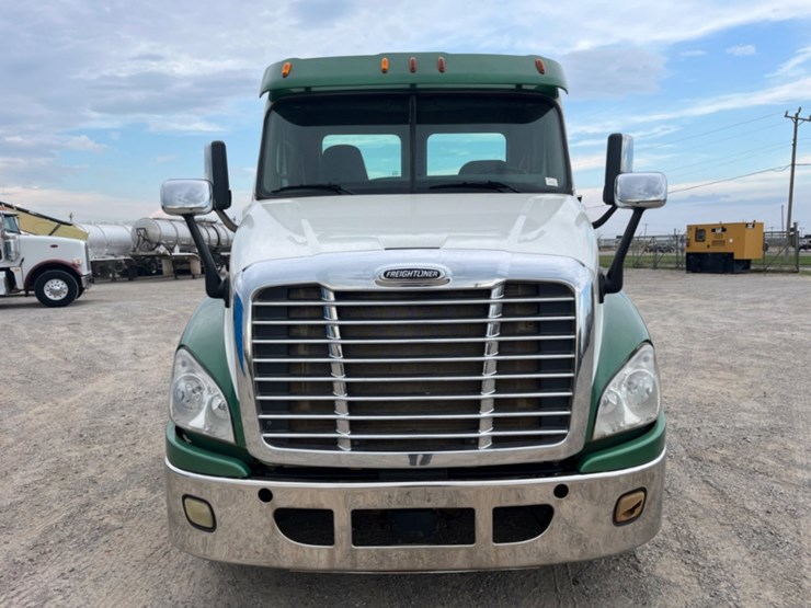 2015-freightliner-cascadia-daycab-image-2