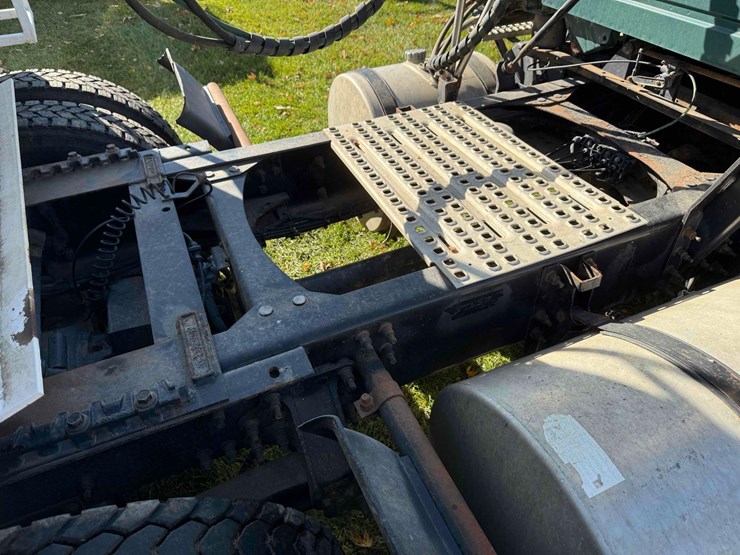 volvo-d13-semi-image-22