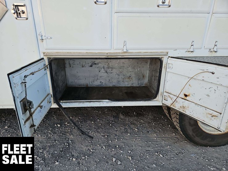 2005-freightliner-m2-106-image-42