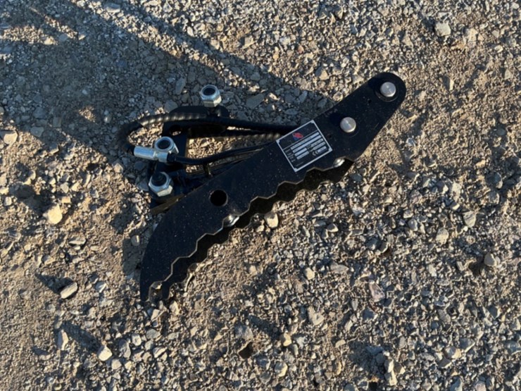 hydraulic-thumb-clamp-for-mini-excavator-image-1