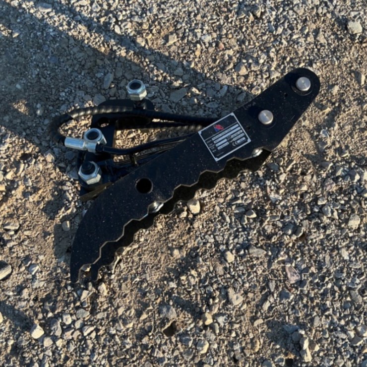 HYDRAULIC THUMB CLAMP FOR MINI EXCAVATOR