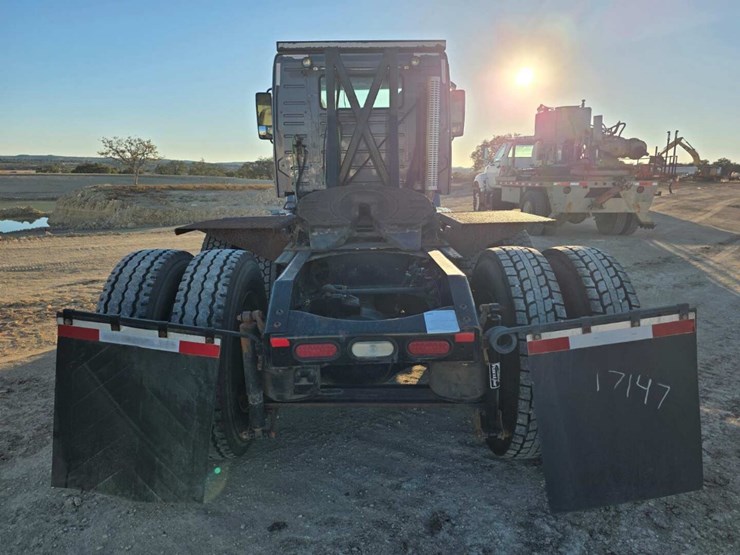 2014-volvo-10-image-5