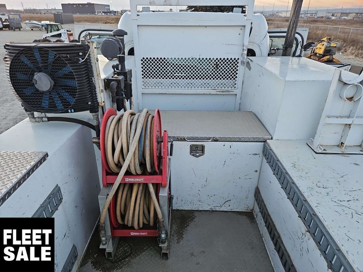 2005-freightliner-m2-106-image-51