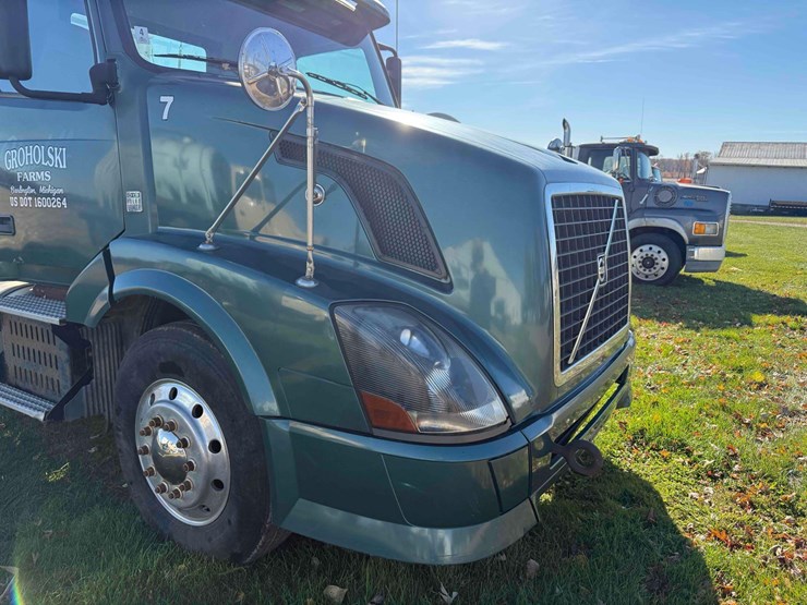 volvo-d13-semi-image-14