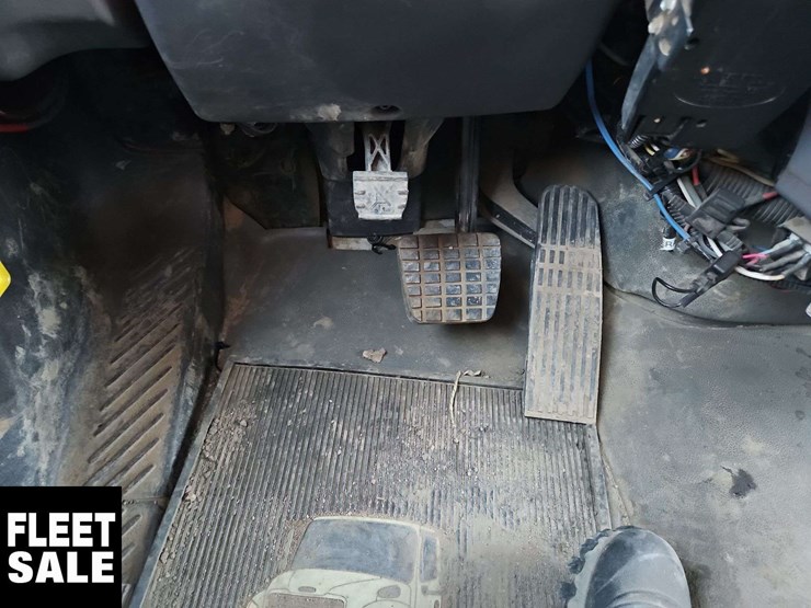 2005-freightliner-m2-106-image-23