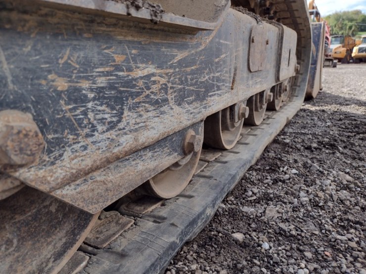 18-deere-323e-image-31