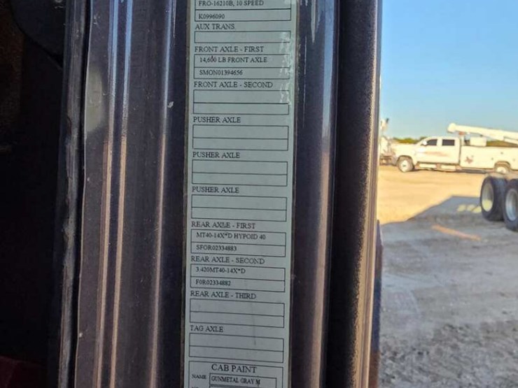 2014-volvo-10-image-16