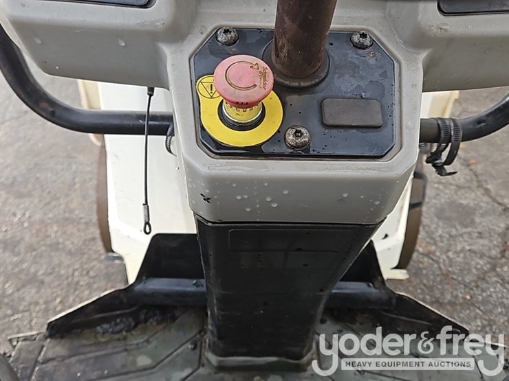 2014-caterpillar-cb24b-image-23