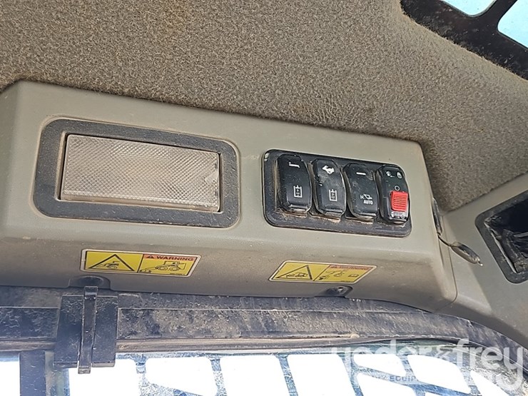 2021-caterpillar-299d3-image-29