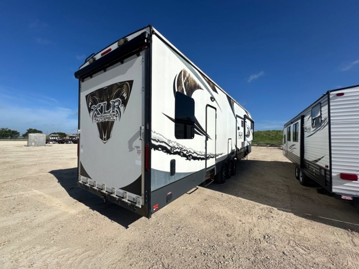 2013-xlr-thunderbolt-35x14-5th-wheel-camper-image-5