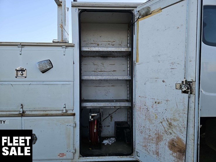 2005-freightliner-m2-106-image-33