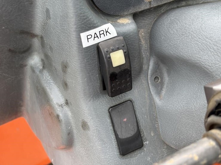 2013-jlg-g5-18a-image-25