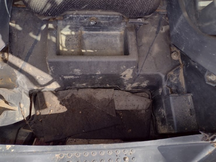 18-deere-323e-image-12