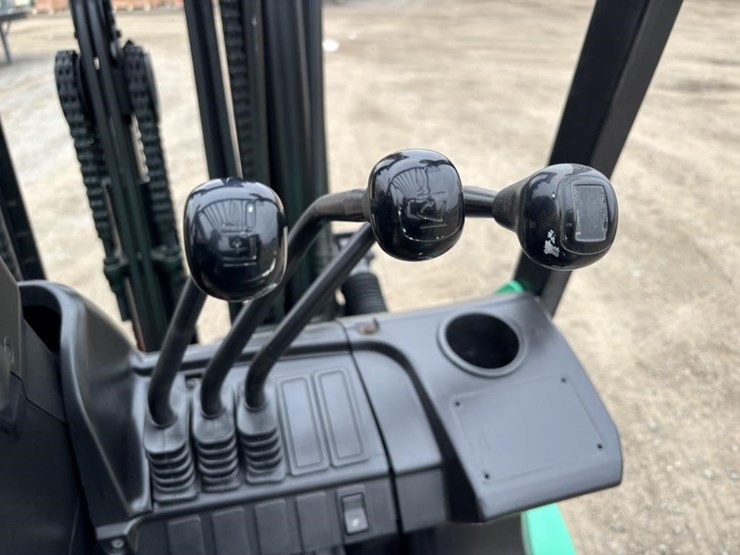 2020-mitsubishi-fg25n-image-23