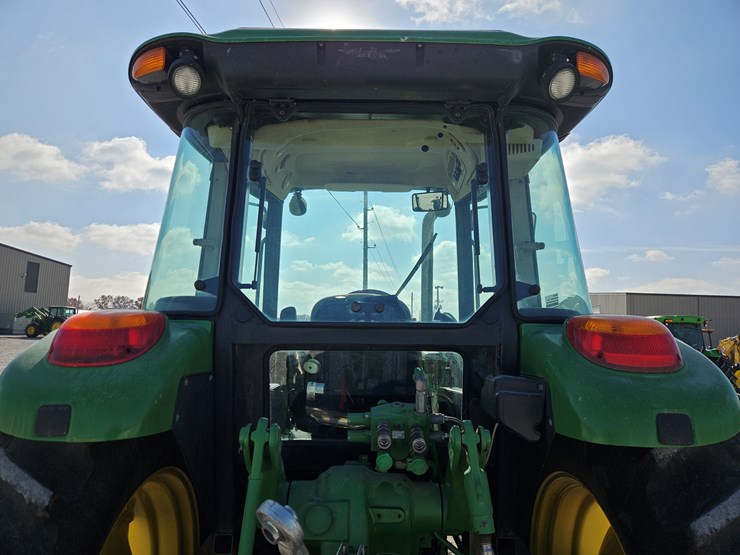 2011-john-deere-6100d-image-16