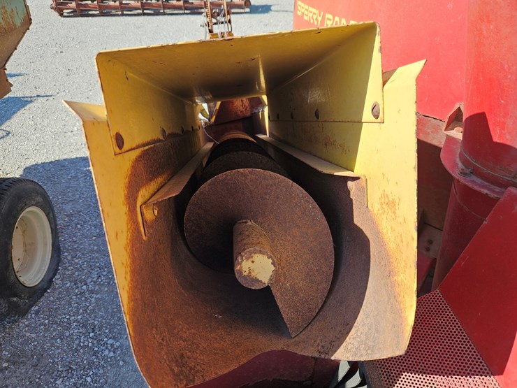 new-holland-352-image-4