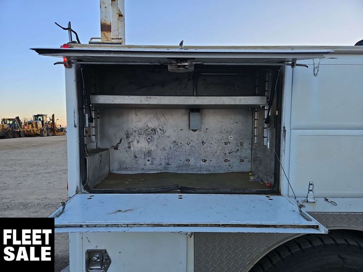 2005-freightliner-m2-106-image-37